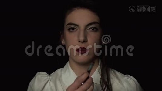 近距离拍摄一个女人涂口红妆，在与他的性行为作斗争时抹掉它视频