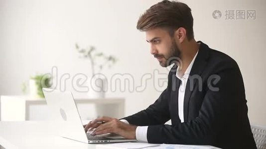 年轻商人用笔记本电脑，在办公桌上打电话视频