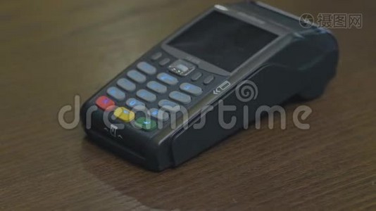 基于NFC技术的人支付，智能手机信用卡在服装店的应用，特写，观点视频