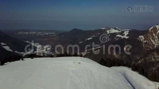 雪下高山牧场的鸟瞰图视频