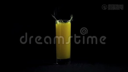 橙汁里落下的冰视频