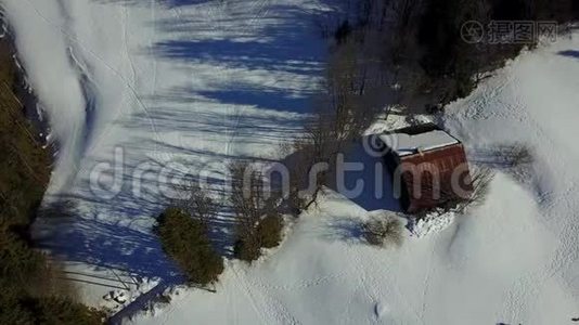 雪下高山牧场的鸟瞰图视频