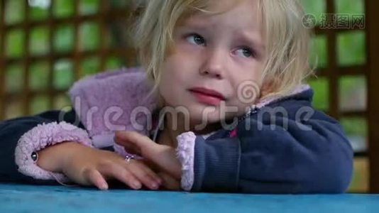 小女孩在凉亭里哭。 秋天的雨天视频