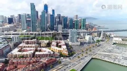 4k无人驾驶飞机在旧金山海港繁华的现代金融区令人惊叹的城市景观天际线上观看视频