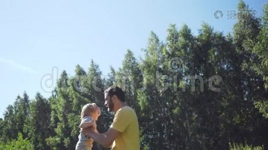 年轻的父亲把他的小女儿扔到户外。视频
