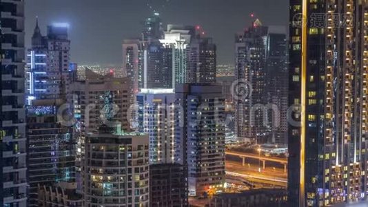 迪拜码头和JLT在夜间时间推移，闪烁的灯光和最高的摩天大楼视频