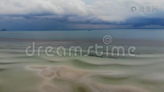 狂风暴雨的天空和不寻常的白沙海岸。惊心动魄的多云多雨的天空和沙波白色的海滨视频