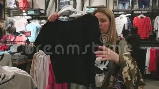 金发女郎在女装`服装店购物视频