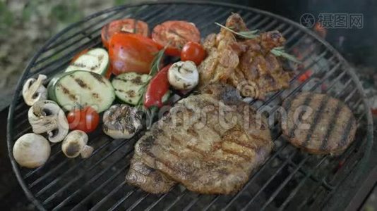 肉和蔬菜放在烤架上，背景是火和烟，一道菜，肉放在骨头上，白肉视频