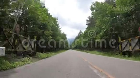 4KPOV视角下汽车穿越公路山视频