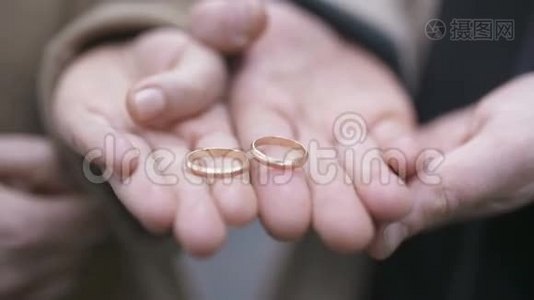两个`的手显示订婚戒指视频
