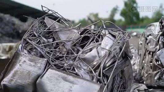 夏季阴天，一个露天垃圾场里躺着一个带有金属废料的大块压型砖视频