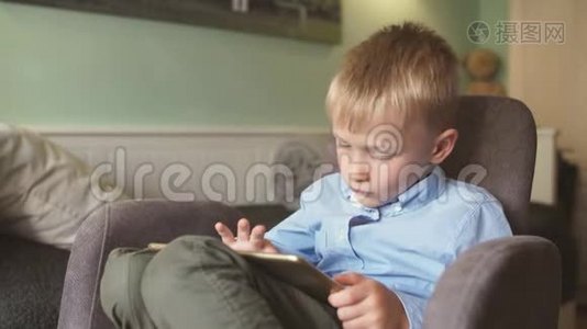 男孩在家里用平板电脑视频