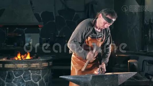 铁匠正用锤子打铁. 慢动作。视频