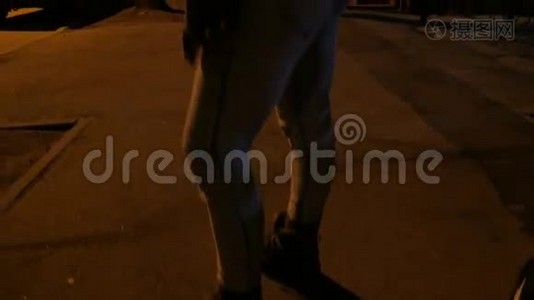 孤独的女孩站在街上。 4UHDK视频