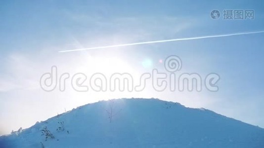 顶高风景冬雪季山，被雪覆盖.. 大风恶劣天气自然生活方式视频