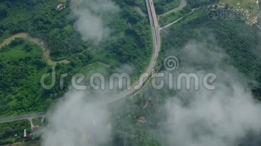 石灰岩岩石中热带乡村道路的鸟瞰图。 克拉比和苏拉塔尼当地村庄的俯视图视频