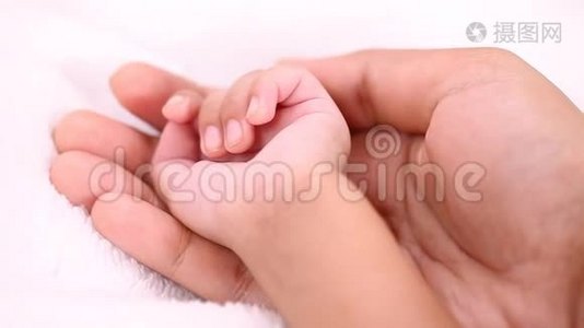 家长牵着新生儿的手视频