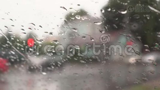 城市街道上下着大雨视频