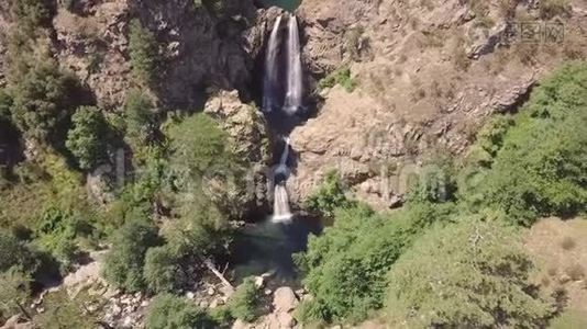 令人惊叹的电影4k空中多瀑布之间的岩石和植被视频