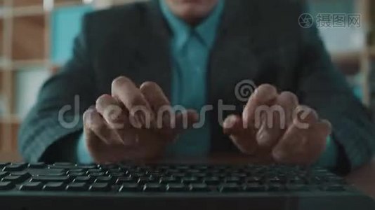 办公室职员手拿格子夹克键盘打字的加速动作视频