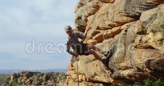 登山者用绳子拉着绳索下山视频