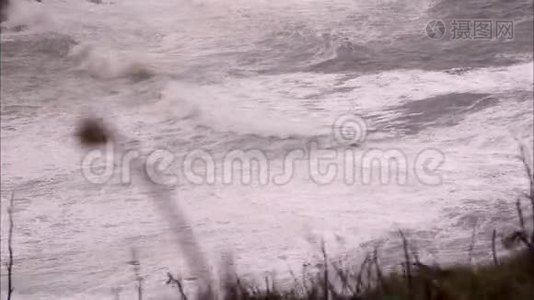 长时间的海浪拍打着海岸视频