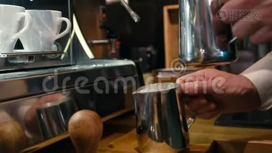 咖啡师正在使用咖啡机在商店、餐厅或酒吧制作咖啡视频