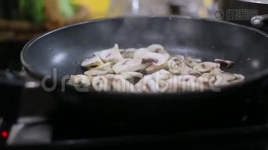 蘑菇在锅里炒视频