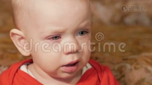 有过敏症的漂亮宝宝。 红肿的眼睛。 那个男孩哭着和这种疾病作斗争。 孩子一年。 关闭视频