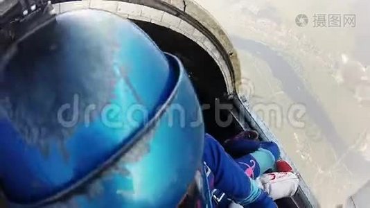 两个专业的跳伞运动员一起从飞机上跳下来。 身高。视频