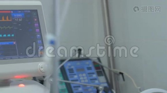 屏幕显示ICU、重症监护病房患者`状况。视频