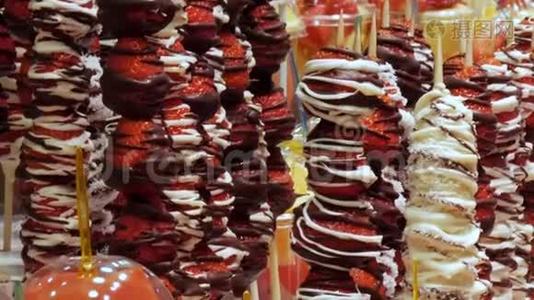 货架上塑料杯里的不同水果和水果市场巧克力釉里的草莓的混合视频