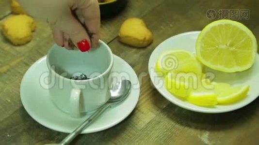 女人的手在白色的杯子里倒红茶。 平均计划。视频