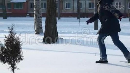 微笑的女孩在雪地里缓慢地奔跑视频
