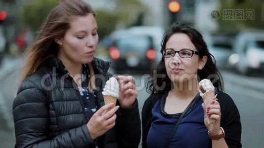 两个年轻女人吃冰淇淋，软冰视频