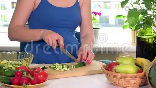 怀孕少女用黄瓜蔬菜做沙拉视频