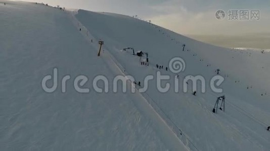 空中射击，滑雪坡和滑雪者，积雪覆盖的山视频