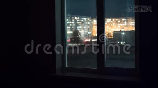 晚上透过窗户观看高楼大厦的窗户视频