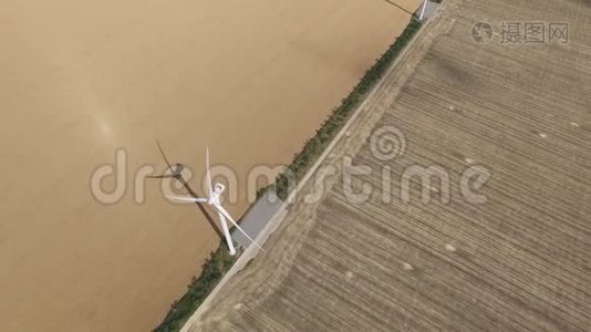 风力涡轮机在黄金场产生大量能量。 航空测量视频