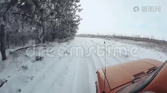 冬季森林的景观道路，覆盖着白雪的荒野视频