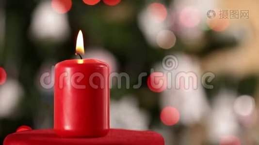 圣诞蜡烛在模糊的灯光前旋转和滑动视频