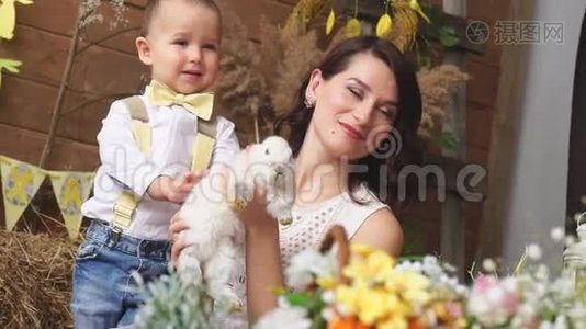 母亲、儿子和复活节兔子在美丽的内部视频