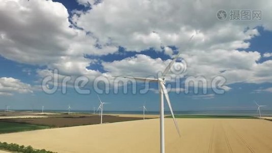 风电场的背景是近海的黄绿田。 航空测量视频