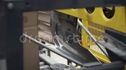 纸板制造机推进生产线制造箱。 剪辑。 在生产线上用纸板包装快递视频