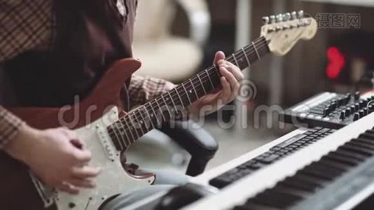 电吉他在音乐家手中，特写.. 创造轨迹视频