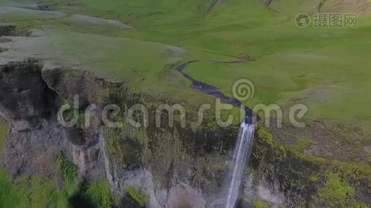 一条狭窄的河流蜿蜒穿过冰岛的山谷。 安德列夫。视频