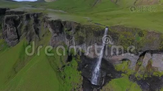 这条河从悬崖上掉下来，沿着冰岛的石头流下来。 安德列夫。视频