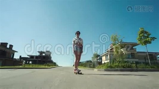 女人沿着有滑板的路走视频