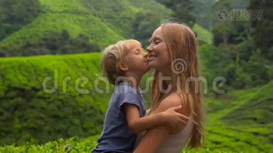 年轻妇女和她的儿子参观高地茶园。 新鲜，茶的概念视频